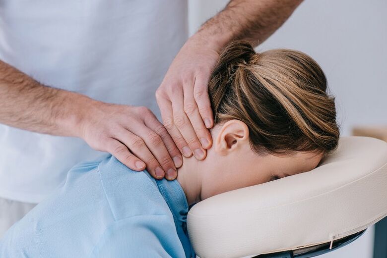 Um das neurologische Syndrom zu beseitigen, wird eine manuelle Massage verwendet. 