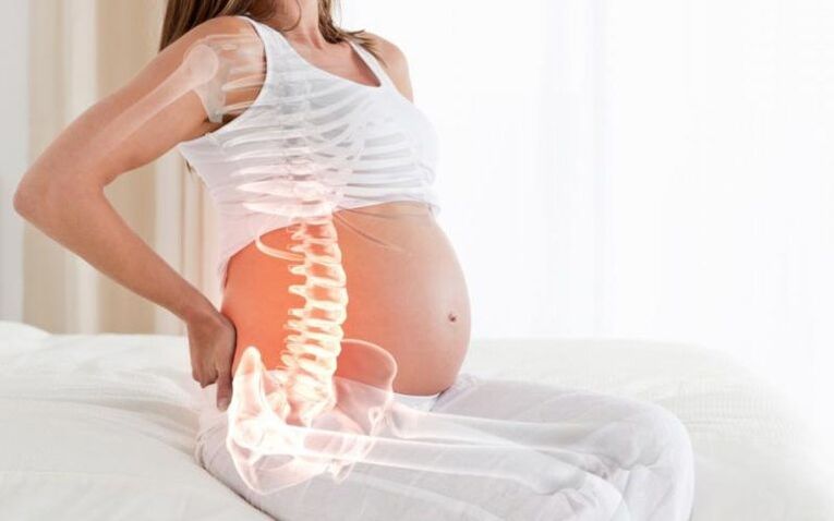 Schwangere Frauen haben aufgrund der erhöhten Verspannung der Rückenmuskulatur Schmerzen in der Wirbelsäule zwischen den Schulterblättern. 