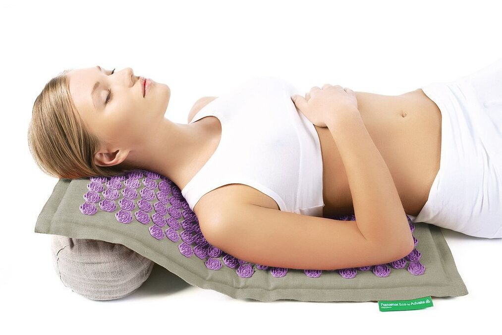 Der Nadelapplikator hilft bei der Bekämpfung der Osteochondrose der Halswirbelsäule.